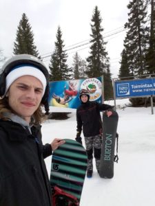 5 Alumnes ELE-21 Noé Capella i Adrián Galán fent snowboard a Finlàndia